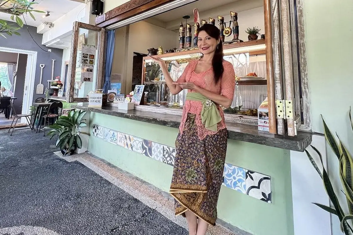 Pesona Tamara Bleszynski Mengenakan Kebaya