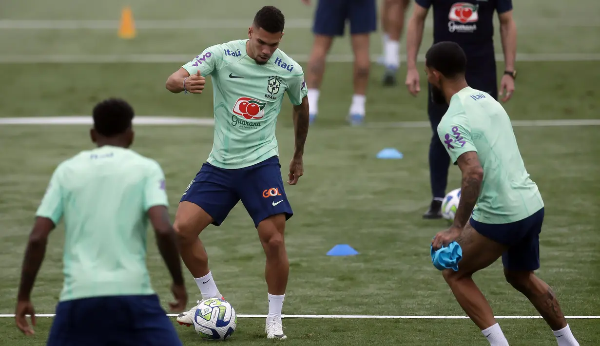 Gelandang Brasil Paulinho, tengah, mengontrol bola saat sesi latihan menjelang ajang kualifikasi Piala Dunia 2026, di Teresopolis, Brasil, Senin, 20 November 2023. (AP Photo/Bruna Prado)