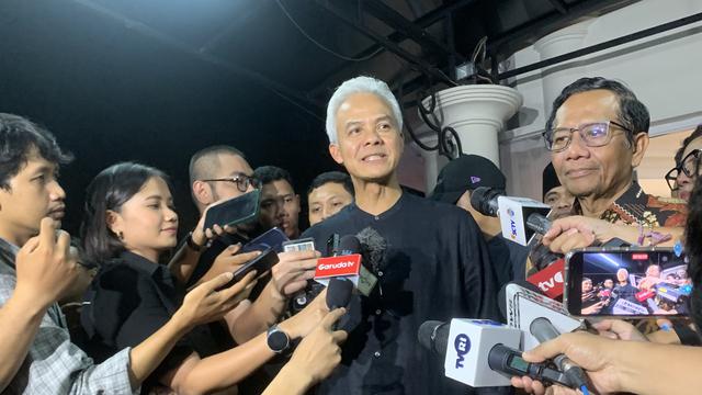 Pasangan calon presiden dan wakil presiden nomor urut 03 Ganjar Pranowo-Mahfud Md usai buka puasa bersama relawan di Posko Pemenangan Ganjar-Mahfud, Rabu (20/3/2024). (Liputan6.com/Delvira Hutabarat)