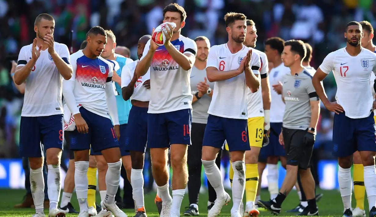 Para pemain Inggris menyapa suporter usai mengalahkan Nigeria pada laga persahabatan di Stadion Wembley, London, Sabtu (2/6/2018). Inggris menang 2-1 atas Nigeria. (AFP/Ben Stansall)