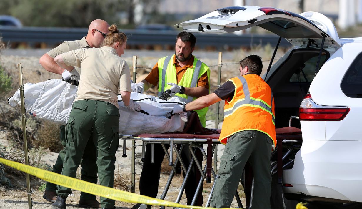 Petugas mengevakuasi jasad korban kecelakaan bus pariwisata di Jalan Raya Southern California, Amerika Serikat, (23/10). Tiga belas orang tewas dan 31 orang lainnya luka-luka dalam kecelakaan maut tersebut. (REUTERS/Sam Mircovich)