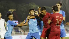 Pemain Timnas Indonesia U-22, Rachmad Irianto, melerai Egy Maulana, saat bersitegang dengan pemain Singapura U-22 pada laga SEA Games 2019 di Stadion Rizal Memorial, Manila, Kamis (28/11). Indonesia menang 2-0 atas Singapura. (Bola.com/M Iqbal Ichsan)