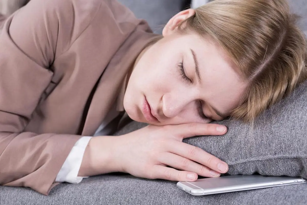 Bahaya Meletakkan HP Dekat Kepala Saat Tidur