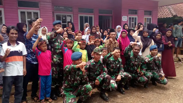 Para prajurit pelaksana program TMMD tengah perpisahan dengan warga desa Pancasura, Garut, Jawa Barat