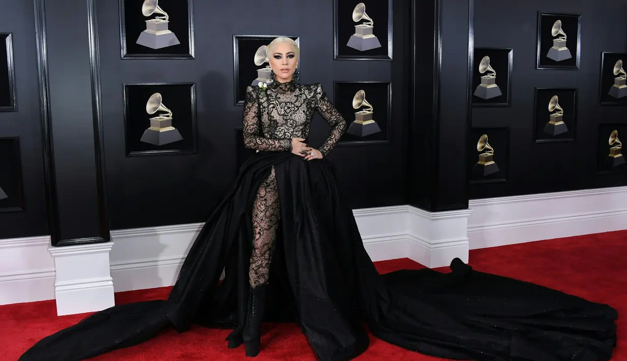 Nah! In dia gaun yang dikenakan Lady Gaga saat berada di red carpet Grammy 2018. Menurut kamu lebih cantik mana dengan yang berwarna putih saat ia tampil? (ANGELA WEISS / AFP)