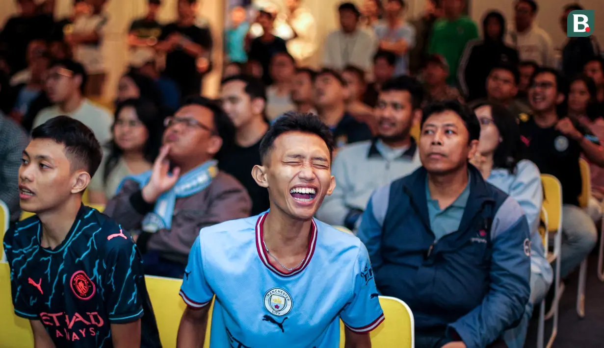 Ekspresi kecewa fans Manchester City saat timnya kebobolan ketika Roaring Night Liga Inggris antara Man City melawan Chelsea di Hotel Ibis, Tanah Abang, Jakarta, Minggu (18/02/2024) dini hari WIB. (Bola.com/Bagaskara Lazuardi)