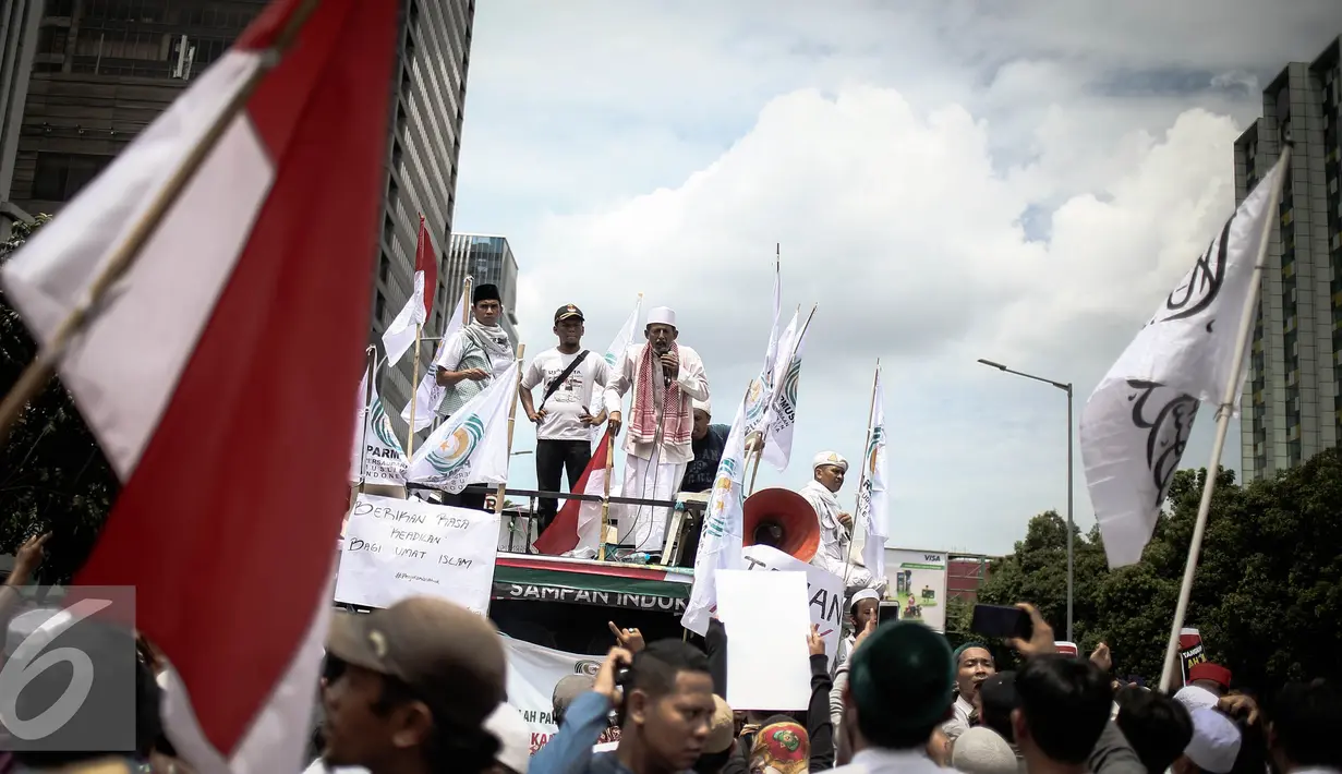 Sejumlah ormas islam melakukan aksi di depan Pengadilan Jakarta Utara, Jalan Gajah Mada, Jakarta Pusat, Selasa (13/12). Aksi tersebut dilakukan saat sidang perdana Gubernur DKI Jakarta, Basuki Tjahaja Purnama atau Ahok. (Liputan6.com/Faizal Fanani)