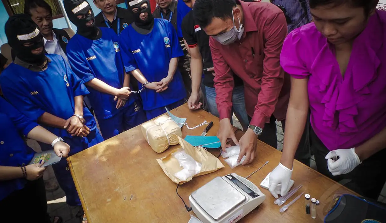 Kamis (14/8/14), Badan Narkotika Nasional (BNN) memusnahkan 2.167,6 gram ganja dan 983,9 gram sabu di halaman Gedung BNN. (Liputan6.com/Faizal Fanani)