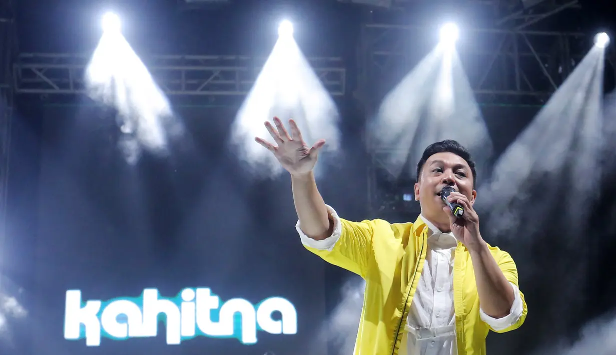 Soulmate dan Cerita Cinta yang dibawakan Kahitna di pertengahan waktu semakin pecahkan rasa. Membuat acara Kapanlagi Buka Bareng 2023 di hari kedua penyelenggaraannya semakin meriah. [Foto: Bambang E Ros/Fimela.com]