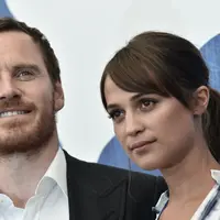 Michael Fassbender dan Alicia Vikander. (AFP/TIZIANA FABI)