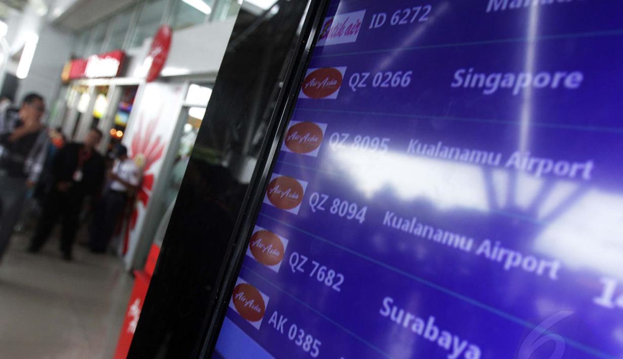 Suasana tempat penjualan tiket pesawat AirAsia di Terminal 3 Bandara Soekarno Hatta, Minggu (28/12/2014). Tampak papan informasi penerbangan yang ada di sekitar tempat penjualan tiket pesawat AirAsia. (Liputan6.com/Faizal Fanani)