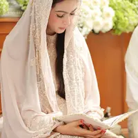 Nabila Syakieb si calon pengantin sendiri terlihat sangat cantik dengan kerudung yang menutup kepalanya. Ia pun sangat khusyuk dalam memanjatkan doa untuk pernikahannya yang sudah di depan mata tersebut. (Ruben Silitonga/Bintang.com)