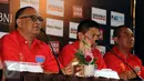 Ketua Pelaksana turnamen Piala Jenderal Sudirman, Hasani Abdulgani (kedua kiri) memberikan keterangan di Jakarta, Senin (4/1/2016). Babak semifinal Piala Jenderal Sudirman akan menggunakan sistem home away. (Liputan6.com/Helmi Fithriansyah)