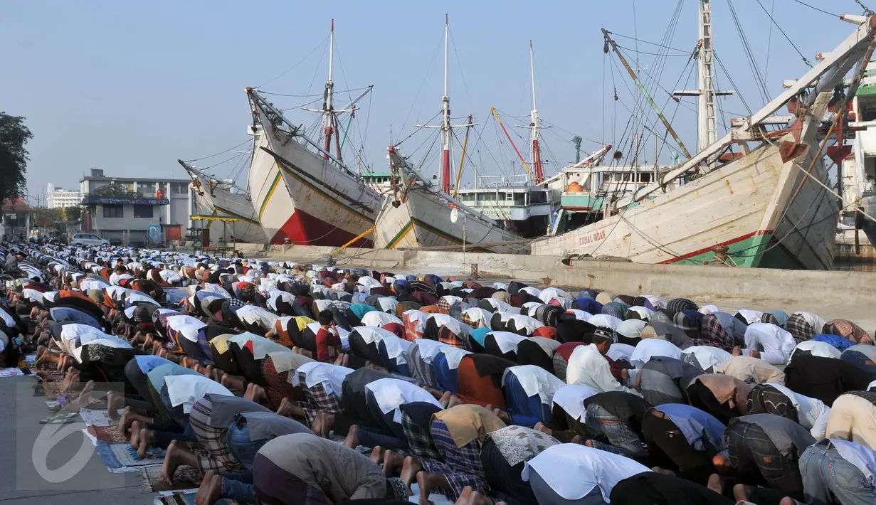 Umat muslim melaksanakan salat Idul Fitri di Pelabuhan Sunda Kelapa, Jakarta, Rabu (6/7). Umat muslim seluruh dunia merayakan Lebaran 1437 H setelah melaksanakan ibadah puasa selama satu bulan. (Liputan6.com/Johan Tallo)