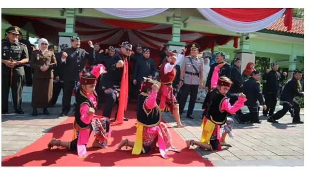 Perpaduan budaya Jawa dan Islam.