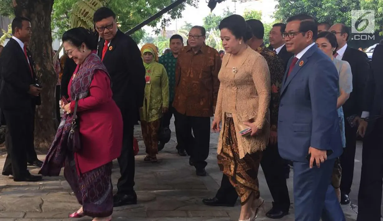 Presiden ke-5 RI Megawati Soekarno Putri dan Menteri PMK, Puan Maharani saat menghadiri prosesi pernikahan Kahiyang Ayu-Bobby Nasution di Graha Saba, Surakarta, Rabu (8/11). (Liputan6.com/ Lizsa Egeham)