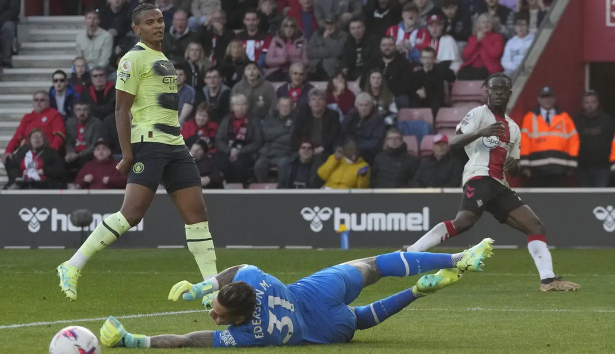 <p>Skor Manchester City bertambah saat Jack Grealish guncang gawang Southampton sehingga membuat 2-0 di menit ke-58. Erling Haaland mencetak gol keduanya di menit ke-68 usai manfaatkan umpan Jack Grealish. (AP Photo/Frank Augstein)</p>