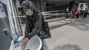 Warga mencuci tangan mengikuti protokol kesehatan sebelum mencairkan dana bantuan sosial tunai (BST) di ATM Bank DKI kawasan Matraman, Jakarta, Rabu (21/7/2021). Pemprov DKI Jakarta menyalurkan BST di masa PPKM Darurat kepada 907.606 kepala keluarga (KK). (merdeka.com/Iqbal S. Nugroho)