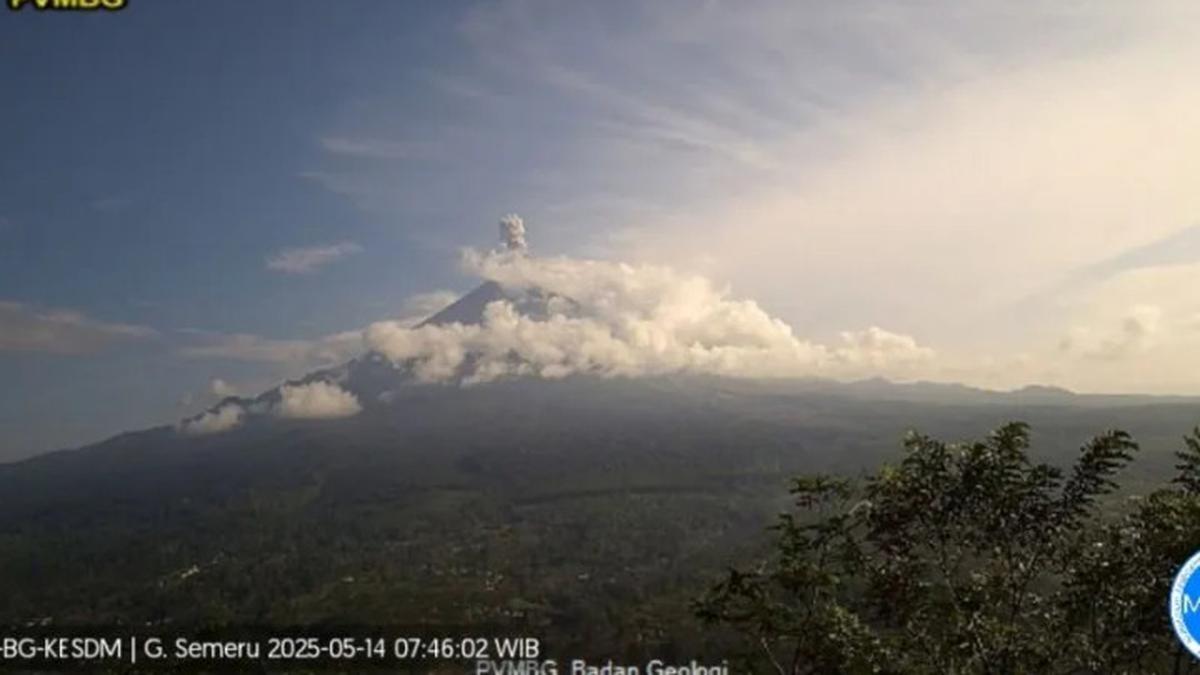 Gunung Semeru Erupsi 1.000 Meter ke Arah Barat Daya
