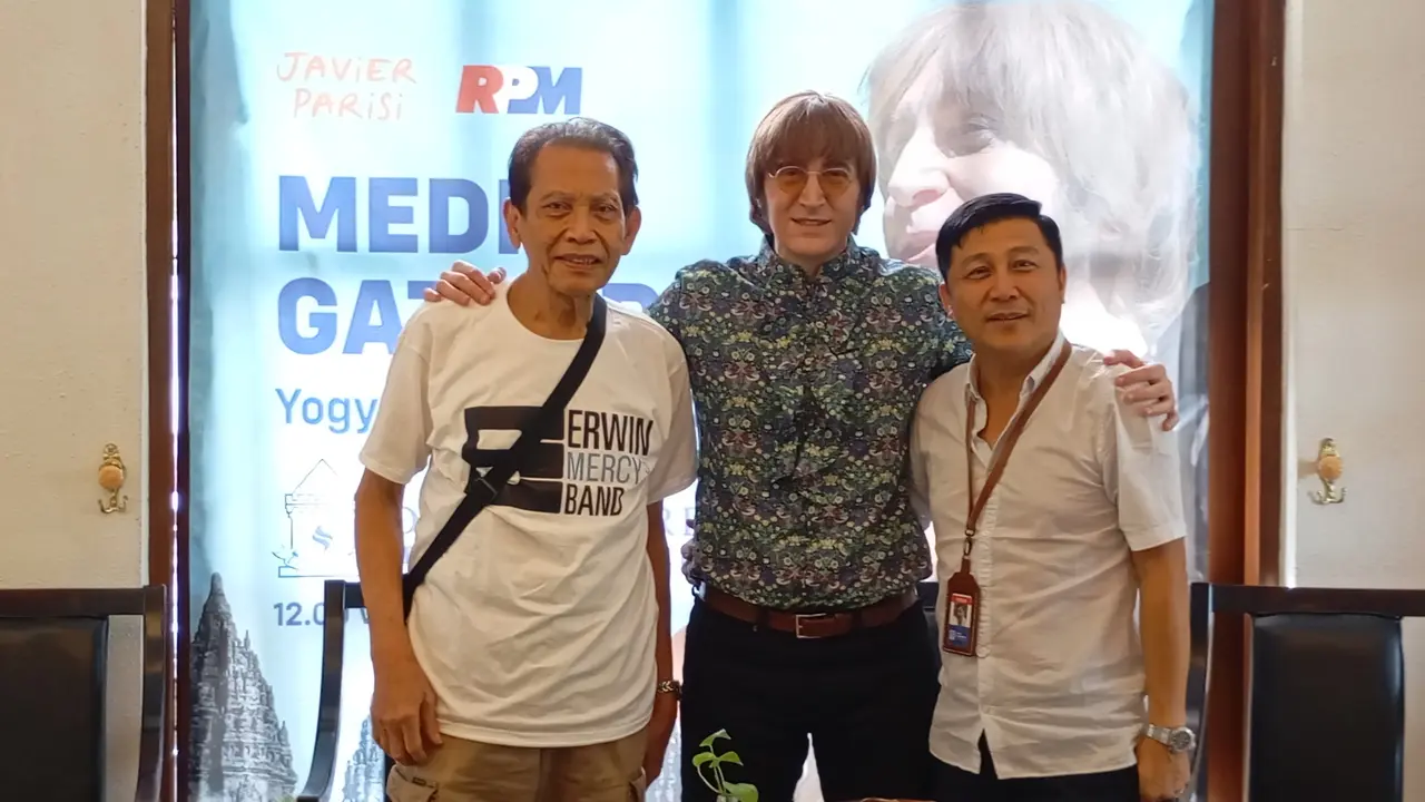 Octav Panggabean memulai inisiatif ini dengan menggandeng Javier Parisi, seorang impersonator John Lennon.