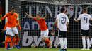 Bek Belanda, Matthijs De Ligt, merayakan gol ke gawang Jerman pada laga Kualifikasi Piala Dunia 2022 di Hamburg, Jumat (6/9). Jerman kalah 2-4 dari Belanda. (AFP/Odd Andersen)