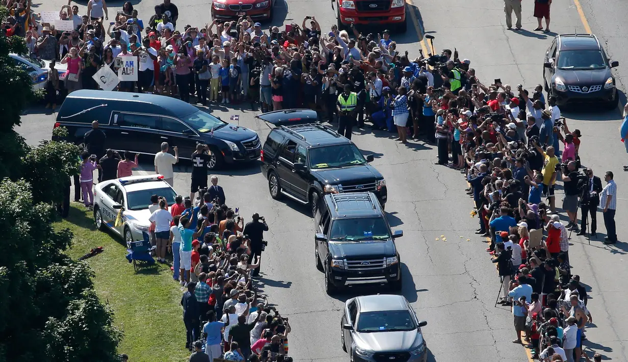 Iring-iringan mobil jenazah Muhammad Ali menuju pemakaman di Louisville, Kentucky, Amerika Serikat, Jumat (10/6). Ribuan penggemar tak ingin ketinggalan untuk bisa mengantarkan kepergian Muhammad Ali ke pemakaman. (REUTERS / Adrees Latif)
