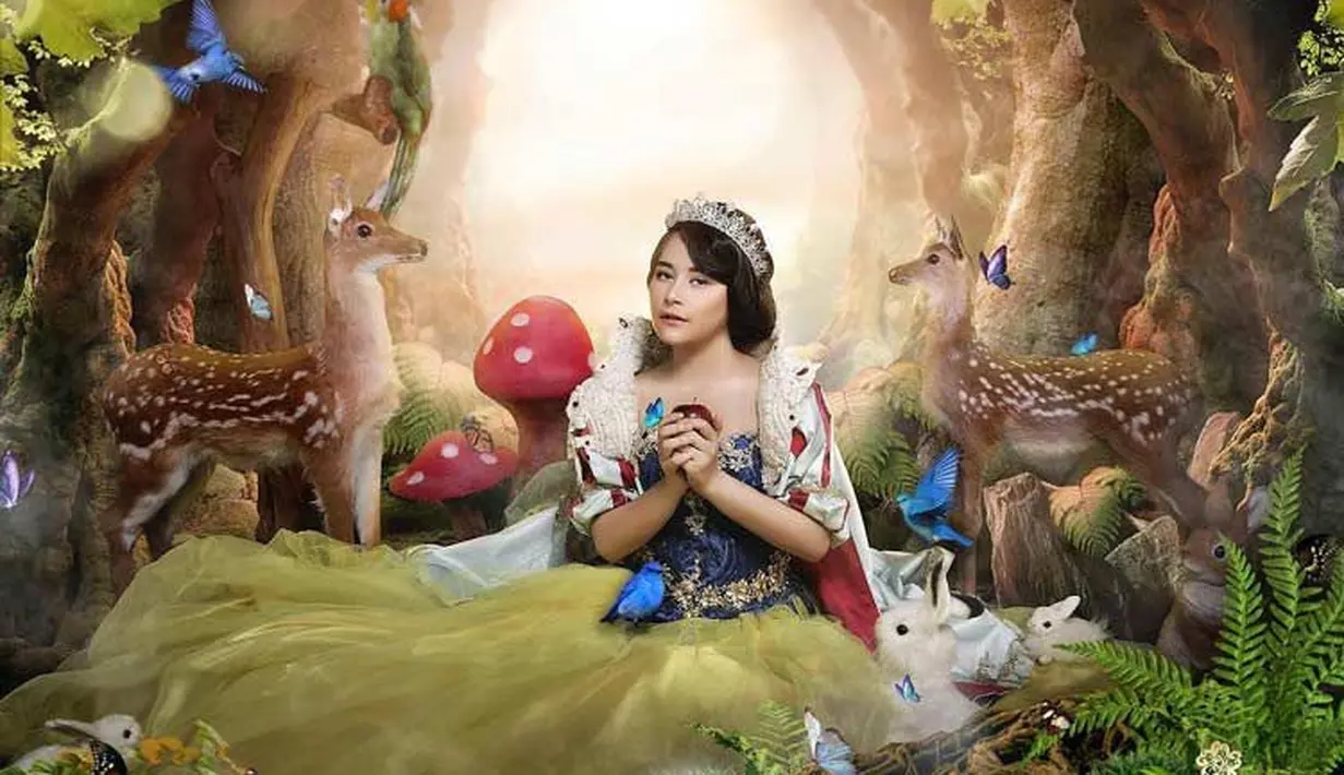 Prilly Latuconsina juga pernah melakukan pemotretan mengenakan gaun putri salju yang lengkap mengenakan mahkota. [@fdphotography90]