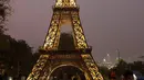Pengunjung memandang replika Menara Eiffel di sebuah taman umum di New Delhi, 4 Februari 2020. Barang-barang bekas seperti besi batangan, suku cadang mobil dan pipa dimanfaatkan untuk membuat tujuh keajaiban dunia yang ikonis di taman umum itu yang sukses menarik banyak pengunjung (Xinhua/Javed Dar)