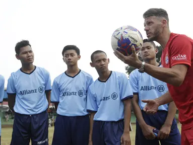 Legenda Bayern Munchen, Martin Demichelis, memberikan coaching clinic kepada pesepak bola muda di Lapangan PSPT Tebet, Jakarta, Minggu (23/6). Acara ini merupakan rangkaian Allianz Explorer Camp 2019. (Bola.com/Vitalis Yogi Trisna)