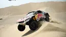 Pembalap Prancis Sebastien Loeb dan asisten pengemudi Daniel Elena dari Monaco bersaing di Reli Dakar 2018 antara Lima dan Pisco, Peru, (6/1). Reli dakar edisi ke-40 ini akan membawa pembalap melintasi  Peru, Bolivia, dan Argentina. (Franck FIFE/AFP)