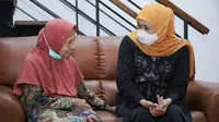 Khofifah saat takziyah ke rumah almarhum Buya Syafii Maarif. (Dian Kurniawan/Liputan6.com).