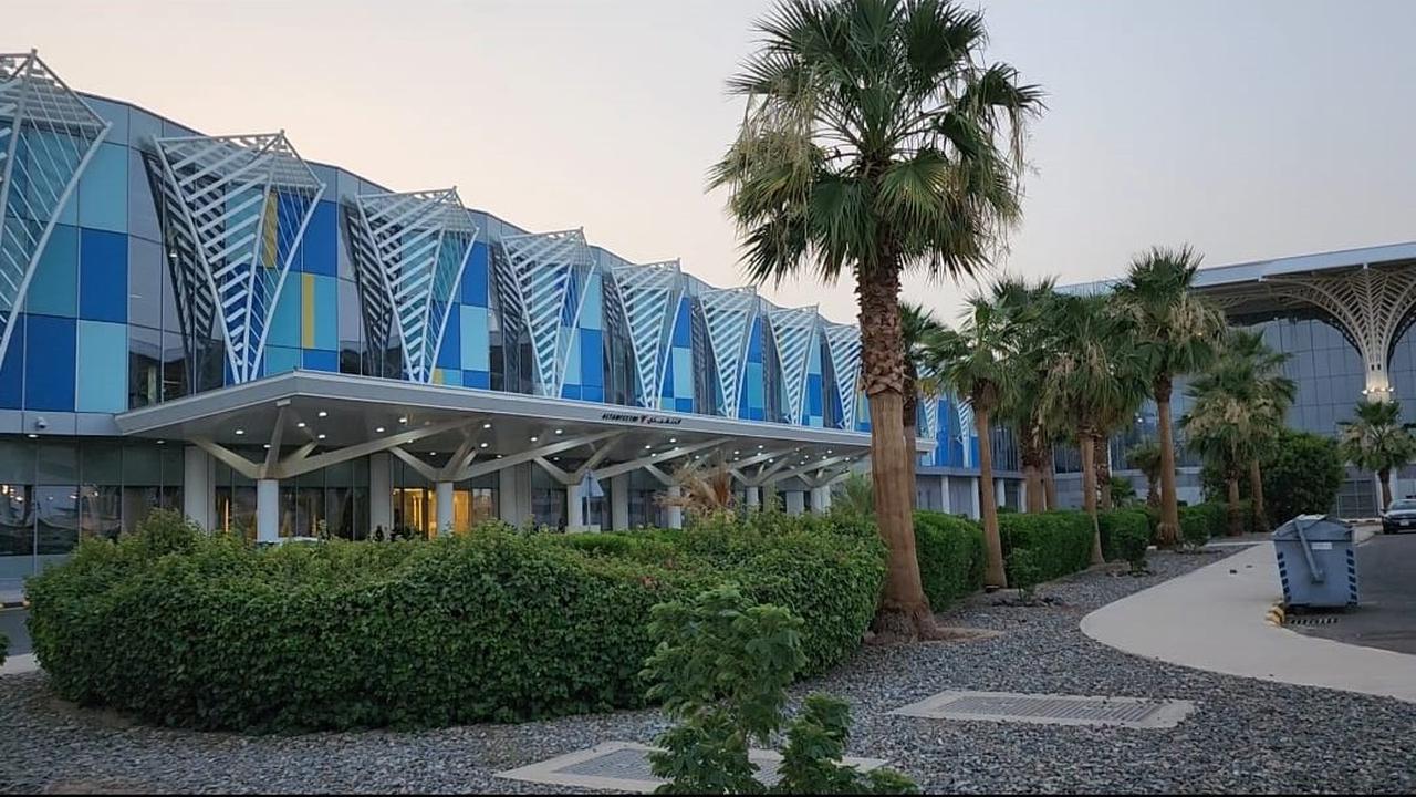 Jalur Fast Track  di Bandara Internasional AMMA