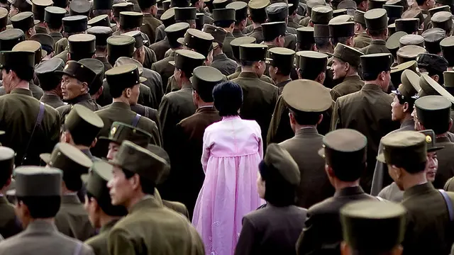 Wanita di Tengah Tentara Korea Utara.