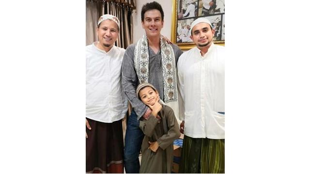 Bertrand dikenal sebagai aktor yang memiliki sikap toleransi tinggi. Terbukti dalam beberapa kesempatan, ia selalu mengucapkan selamat hari raya idul fitri dan tahun baru Islam kepada seluruh umat muslim.