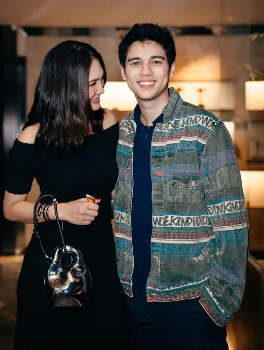 Potret gemas, kali ini Luna Maya mendampingi Maxime Bouttier di Gala Premiere Catatan Si Boy. Maxime tampil tampan dengan kemeja biru navy, ditumpuknya dengan jaket bermotif tulisan, dipadu dengan celana panjang hitam. [Foto: Instagram/everything_maximemoon]