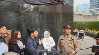 Massa menggelar unjuk rasa yang berujung rusuh di KPK, Jumat (13/9/2019). (Liputan6.com/Nanda Perdana Putra)