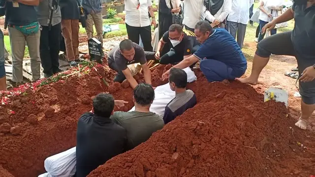 Pemakaman Iqbal Pakula