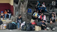 Sejumlah penumpang menunggu bus antar kota di Terminal Kampung Rambutan, Jakarta Timur, Rabu (14/6). Sebagian besar para pemudik lebih awal ini adalah pemudik ke Sumatera dan Jawa Timur. (Liputan6.com/Yoppy Renato)