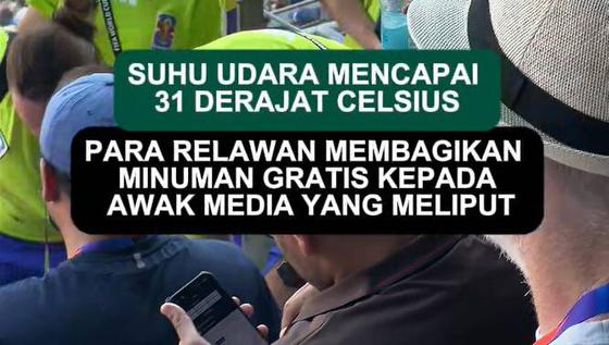 Suhu udara mencapai 31 derajat Celcius, para relawan membagikan minuman gratis kepada awak media yang meliput