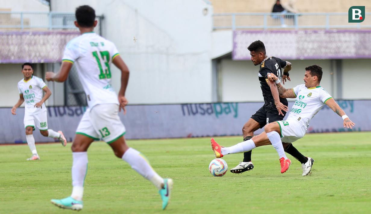 <p>Pemain Dewa United, Ricky Kambuaya berebut bola dengan pemain Persikabo 1973, Pedrinho pada laga lanjutan BRI Liga 1 2023/2024 di Indomilk Arena, Tangerang, Kamis (07/03/2024). (Bola.com/M Iqbal Ichsan)</p>