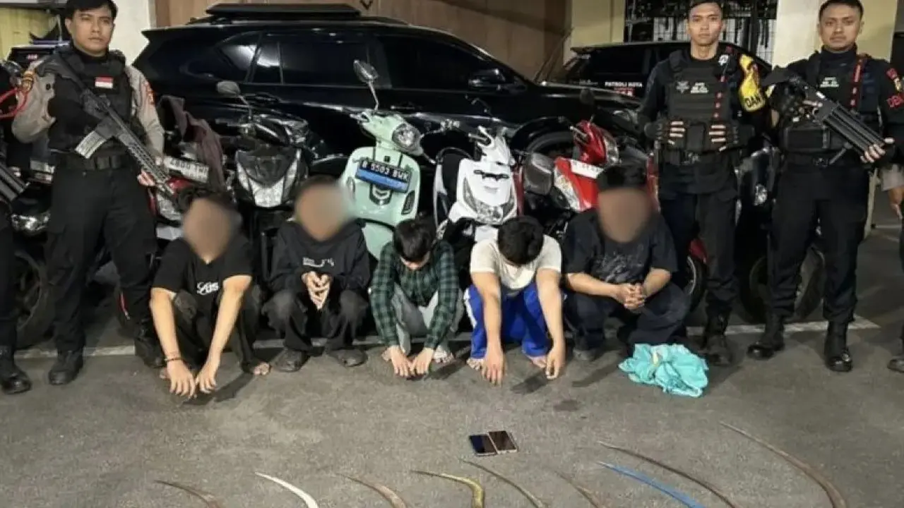 Polisi menangkap lima pemuda hendak tawuran di Duren Sawit, Jakarta Timur. (Dok. Antara)
