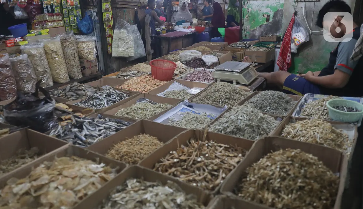 Pedagang menunggu pembeli di Pasar Cibubur, Jakarta, Kamis (16/6/2022). Berdasarkan pantauan di Pusat Informasi Harga Pangan Strategis Nasional (PIHPS), terpantau ada beberapa kebutuhan pokok yang harganya naik. (Liputan6.com/Herman Zakharia)