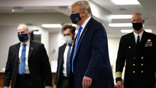 Donald Trump Pakai Masker