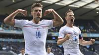 Patrik Schick (kiri) melakukan selebrasi setelah mencetak gol pertama timnya dari titik penalti saat pertandingan grup D Euro 2020 antara Kroasia melawan Ceska di Stadion Hampden Park, Glasgow, Skotlandia pada Jumat (18/06/2021). (AP/Pool/Paul Ellis)