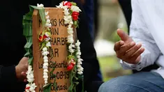 Kerabat dari legenda bulutangkis Indonesia, Markis Kido memberikan doa didepan pusara di TPU Kebon Nanas, Cipinang, Jakarta, Selasa (15/6/2021). (Foto: Bola.com/Bagaskara Lazuardi)