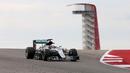 Pebalap Mercedes, Lewis Hamilton, jauh meninggalkan lawan-lawannya dalam balapan F1 GP Amerika Serikat di Sirkuit Americas, Austin, Senin (24/10/2016) dini hari WIB. (Reuters/Adrees Latif)