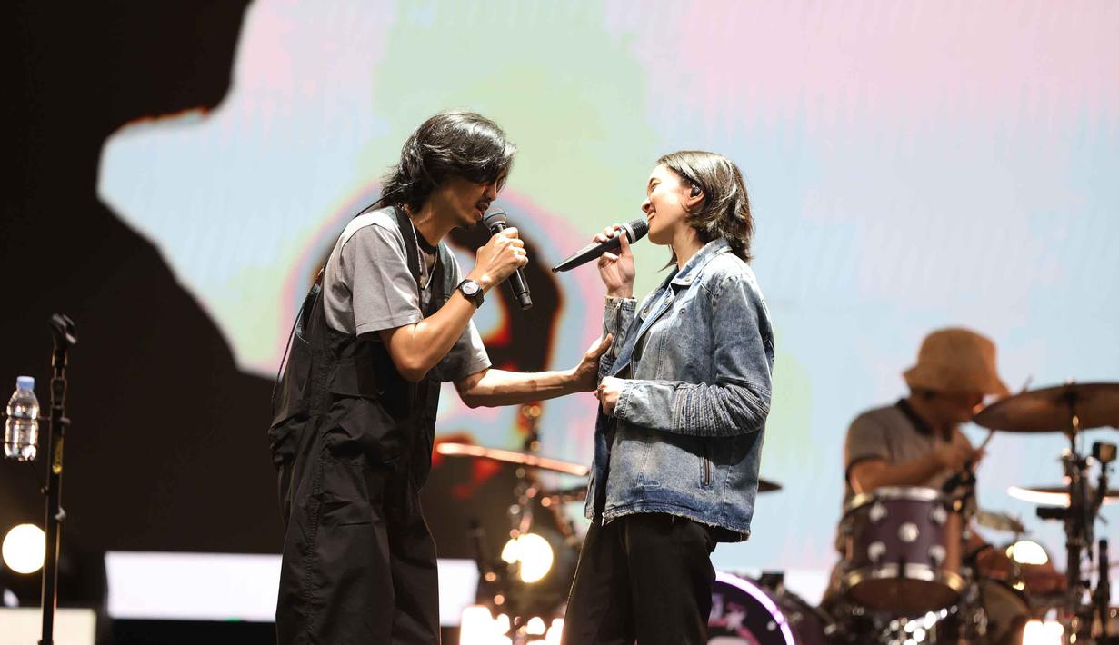Duta mengajak putri tercintanya, Aishameglio Duta Chiara atau yang akrab disapa Aisha, untuk naik ke panggung. Tampak dalam foto, vokalis grup band legendaris asal Yogyakarta, Sheila On 7, Duta saat berduet dengan putri tercintanya, Aishameglio Duta Chiara pada hari kedua gelaran KapanLagi Buka Bareng (KLBB) Festival 2026 di Stadion Madya, Kompleks Gelora Bung Karno, Senayan, Jakarta, Minggu 1 Maret 2026. (Kapanlagi.com/Budy Santoso)