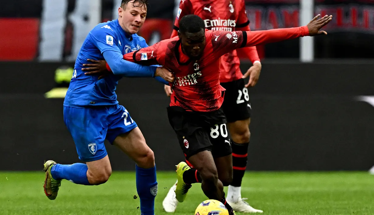 AC Milan tampil dominan di menit-menit awal pertandingan. (GABRIEL BOUYS/AFP)