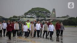 Presiden Joko Widodo tiba untuk melepas bantuan tahap tiga untuk penanganan gempa di Turki dan Suriah di di Base Ops Lanud Halim Perdana Kusuma, Jakarta, Selasa (21/2/2023). Empat pesawat dikerahkan langsung ke Turki-Suriah yang mengangkut 140 ton bahan makanan dan keperluan medis. (Liputan6.com/Faizal Fanani)