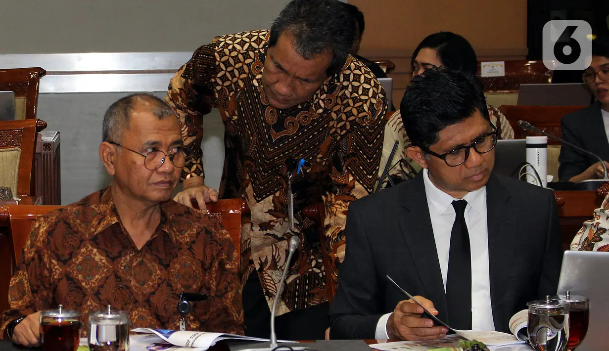 Ketua KPK Agus Rahardjo didampingi Wakil Ketua KPK Alexander Mawarta saat akan mengikuti rapat dengan Komisi III DPR RI di kompleks Parlemen, Jakarta, Rabu (27/11/2019). Rapat membahas evaluasi kinerja KPK masa kerja 2015-2019. (Liputan6.com/Johan Tallo)